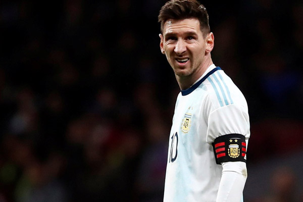 Messi Main, Argentina Malah Keok & Dia Cedera