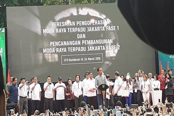 Resmikan MRT, Jokowi Minta Masyarakat Acungkan Telunjuk Jari