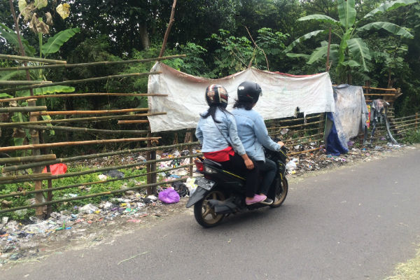 Truk dari Luar Daerah Nekat Buang Sampah ke TPAS Wukirsari