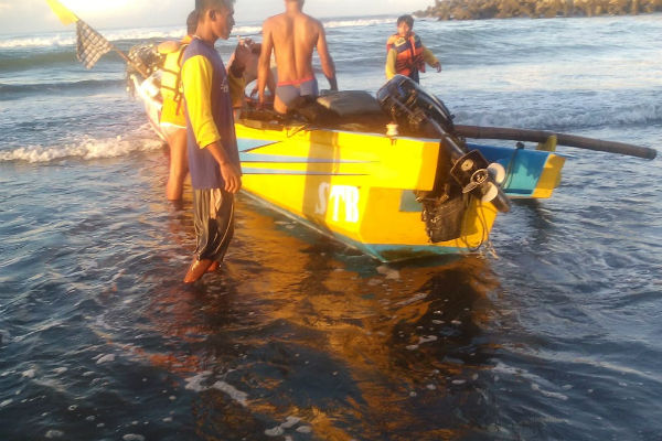  Sebuah Perahu Nelayan Terbalik Diterjang Ombak di Muara Sungai Serang