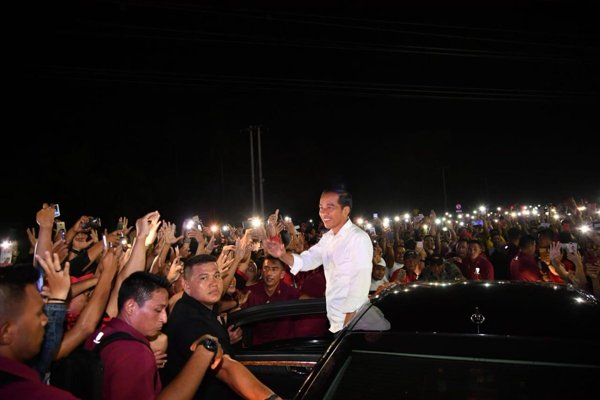 Jokowi Setengah Jam Diajak Selfie: Ini Hanya Ada di Indonesia