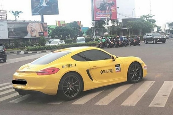 Mobil Mewah Berhenti di Zebra Cross Bikin Warganet Gaduh