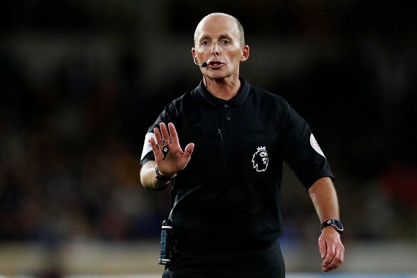 Mike Dean, Wasit Paling Royal Keluarkan Kartu di Inggris