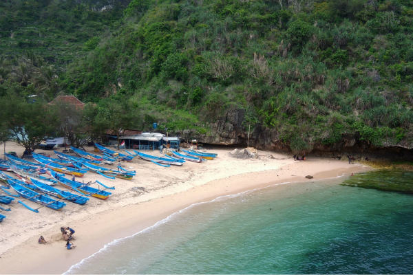 Pertemuan Tanpa Solusi, Wisatawan Pantai Gesing Tetap Bayar Retribusi Ganda