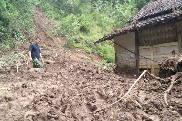 Hujan Deras Putuskan Jalur Alternatif di Klapanunggal Bogor 