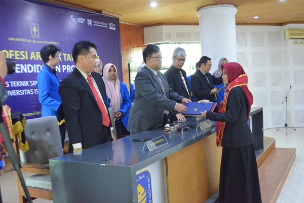 Selesaikan 66 Proyek, Puluhan Arsitek Muda UII Dilantik