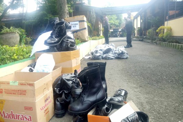 Terlibat Pengamanan Pemilu, Linmas Sragen Dapat Donasi 351 Pasang Sepatu