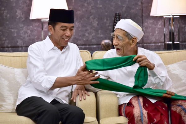 Jokowi Terima Serban dan Tasbih dari Ulama Senior