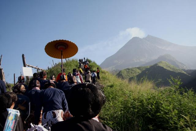 Gunung Merapi Luncurkan Awan Panas Sejauh 1 Km