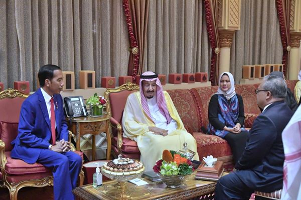 Bersua di Riyadh, Jokowi dan Raja Salman Sama-Sama Senang