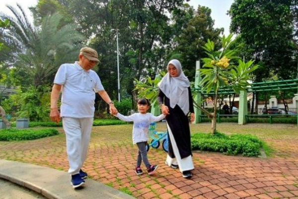 Benar-Benar Masa Tenang, Ma'ruf Amin Isi Waktu dengan Main Bersama Cucu di Taman