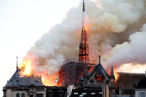 Ngeri, Ini Foto Setik-Detik Api Melalap Gereja Notre Dame Paris