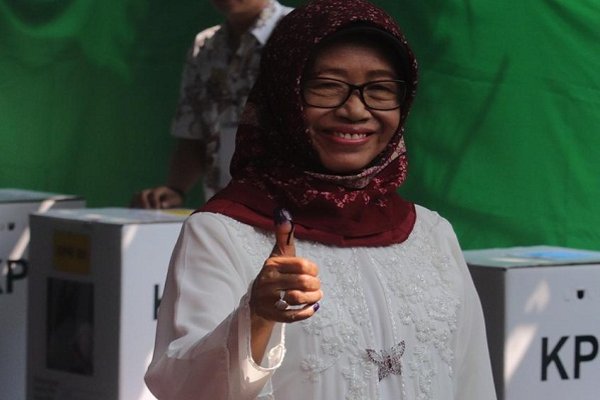 Berangkat Berdua dengan Kerabatnya, Ibunda Jokowi Butuh 9 Menit untuk Nyoblos
