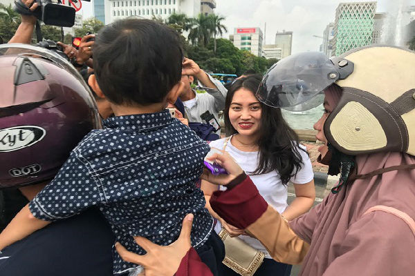 Bagikan Ratusan Cokelat, Sukarelawan Ini Ajak Pendukung Prabowo dan Jokowi Gandengan Tangan