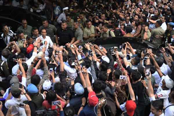 Dikabarkan Kunjungi Grand Indonesia, Masyarakat Berkumpul Tunggu Jokowi