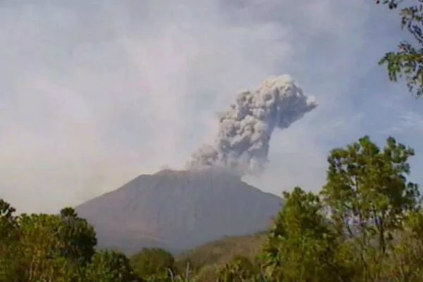Gunung Agung Mengalami Erupsi, Hujan Abu Sampai Denpasar