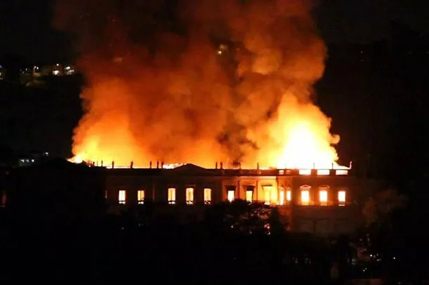 Bandara Nabire Terbakar, Petugas Berusaha Memadamkan Api