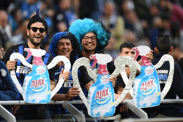 Begini Cara Suporter Inter Milan Mengolok-Olok Kegagalan Juventus di Liga Champions