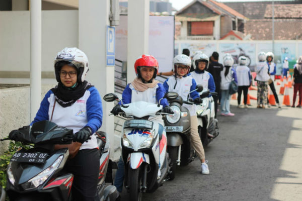  Kartinian, JNE Gelar Sosialisasi Safety Riding untuk Emak-Emak