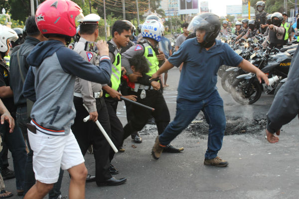 Polisi dan Buruh Terlibat Saling Dorong