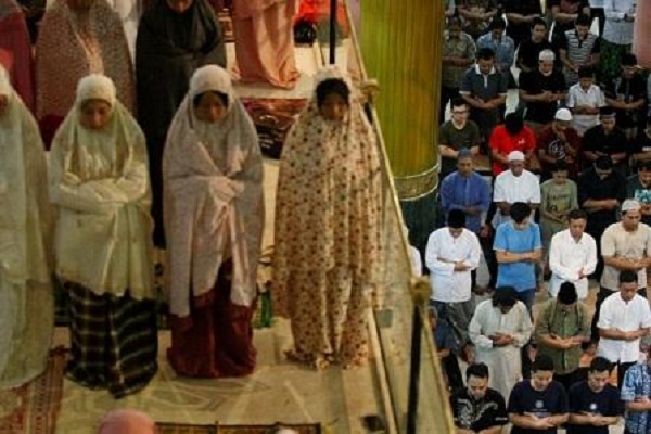 Jokowi Tarawih Awal Ramadan di Masjid Jenderal Besar Soedirman Bogor