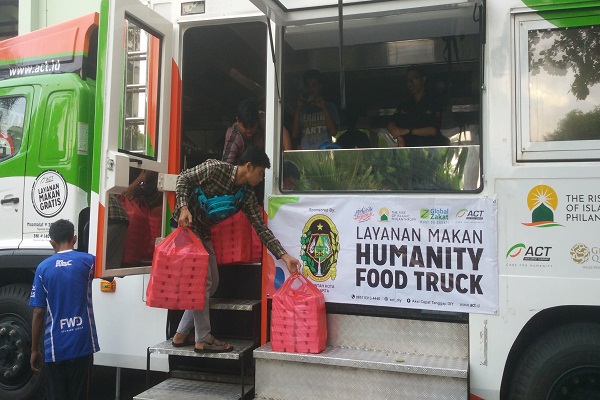 1000 Kotak Makanan Dibagikan dengan Food Truck