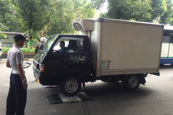 14 Mobil Angkutan Barang Ditilang saat Razia di Lapangan Denggung