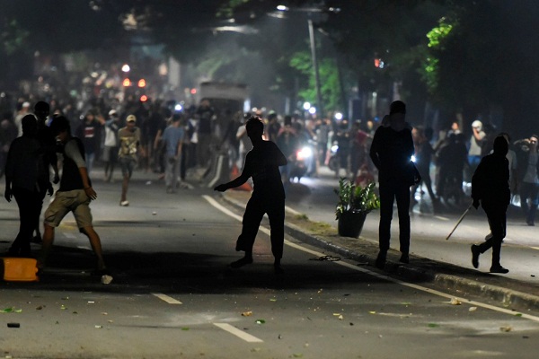 Demo Jakarta Rusuh, Jelang Imsak Kian Mencekam