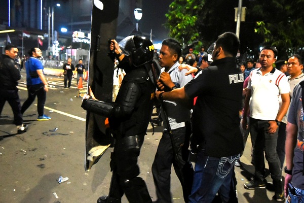 5 Peleton TNI Diturunkan Bantu Polisi Menangani Massa Aksi