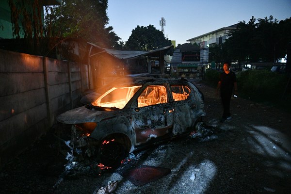 Ini Foto Sejumlah Mobil Terbakar di Mako Brimob Petamburan Akibat Demo Rusuh..