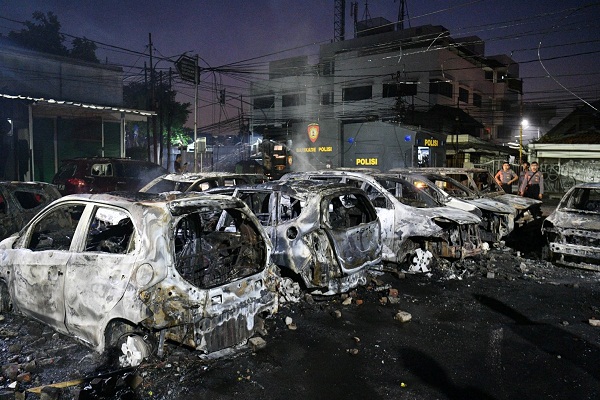 Lempari Petugas, Massa Bakar Sejumlah Mobil di Mako Brimob Petamburan
