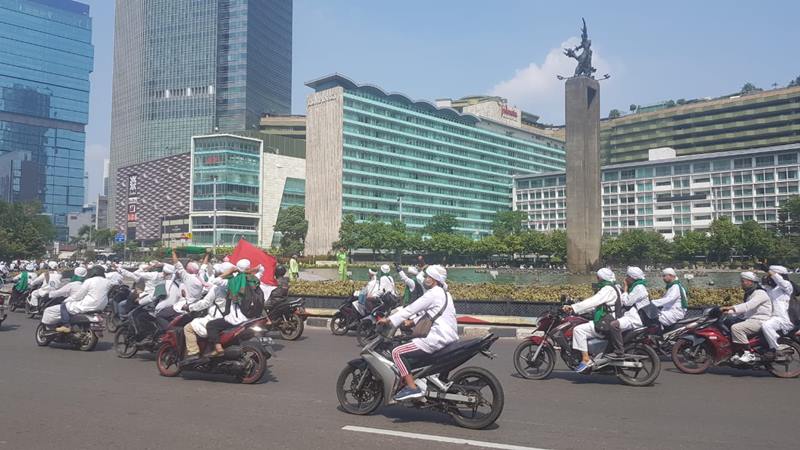 Massa Bersorban Putar-Putar di Bundaran HI, Teriak Takbir, dan Menuju KPU