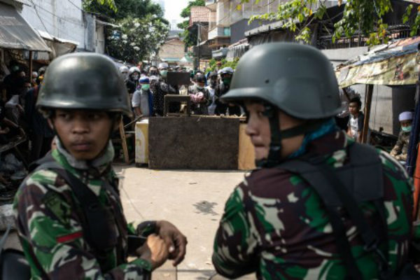 Personel TNI Berbagi Makanan Buka Puasa pada Peserta Aksi, Terdengar Teriakan 