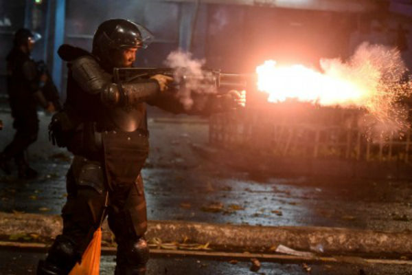 Pecah Kerusuhan, Kawasan Thamrin Dihujani Bom Molotov dan Tembakan Gas Air Mata