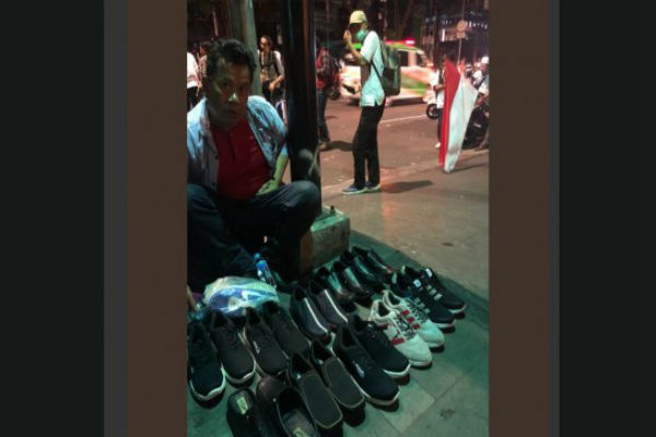 Wartawan Asing Kisahkan Penjual Sepatu yang Santai Jajakan Barang di tengah Rusuh Jakarta