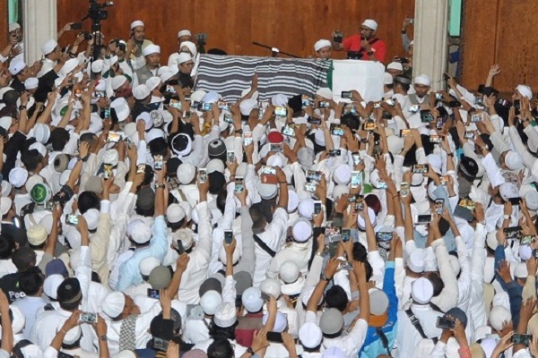 Puluhan Ribu Jamaah Antar Jenazah Ustaz Arifin Ilham