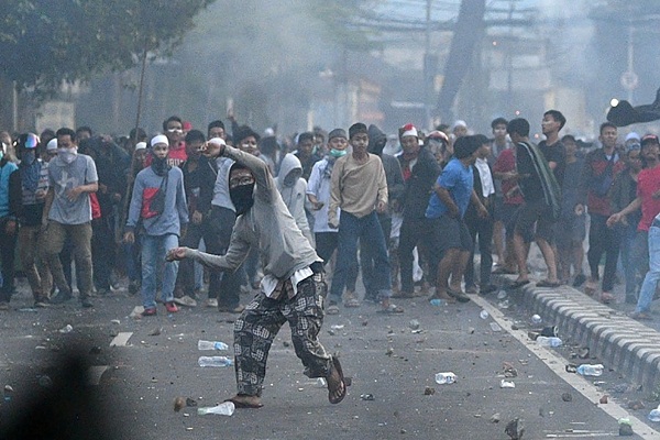 Ambulans Berisi Batu di Lokasi Kerusuhan Diduga Milik Adik Prabowo
