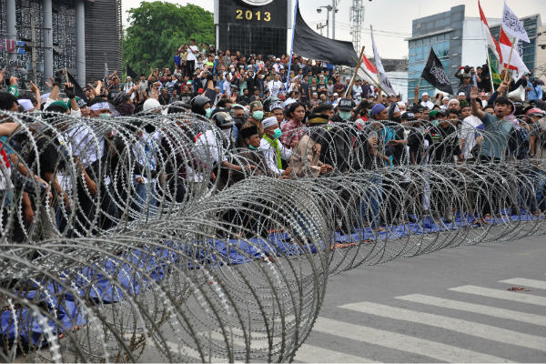 Polisi ke Demonstran di Medan : Kita Sama-sama Ingin Mati Syahid...