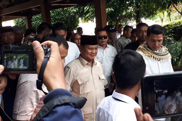 Diteriaki Prabowo Presiden Saat Ziarah di Makam Soeharto, Prabowo: Sudah Ya, Terima Kasih