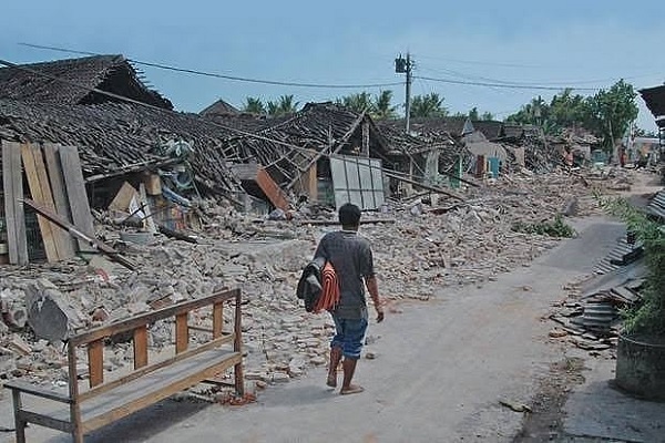 13 Tahun Gempa DIY, Warganet: Belum Pakai Baju Lari Keluar Rumah Pakai Handuk