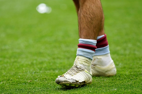 Kapten Aston Villa Tetap Pakai Sepatu Butut di Final Playoff