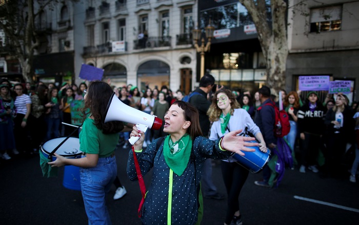 Feminis Argentina Ingin ada Legalisasi Aborsi Demi Ini ...