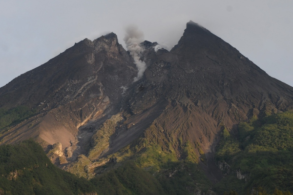 Gunung Merapi 3 Kali Luncurkan Guguran Lava Sejauh 1 Km