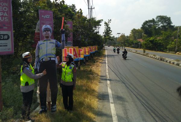 Polres Kulonprogo Pasang Patung Polisi Raksasa untuk Ingatkan Pemudik