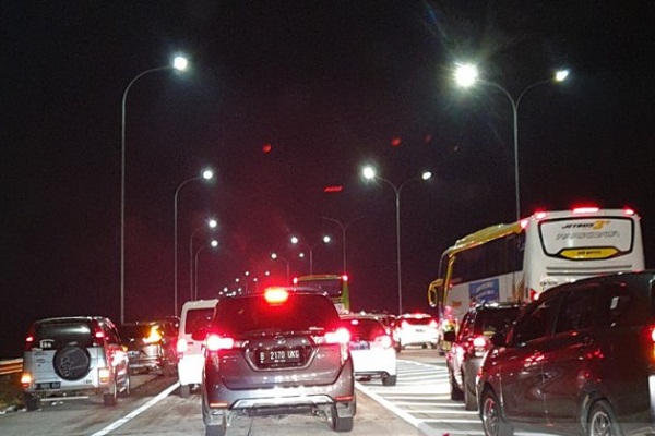 Kemacetan di Tol Batang Dipicu Rest Area Overload