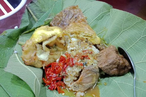 Pemudik Lapar Tengah Malam di Cirebon, Coba Nasi Jamblang