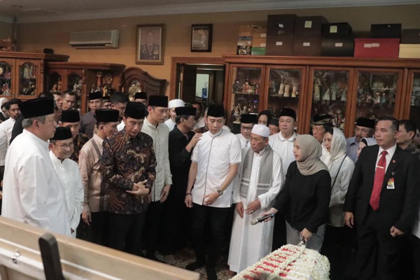 Presiden Ketujuh dan Ketiga Sambut Jenazah Ani Yudhoyono di Cikeas