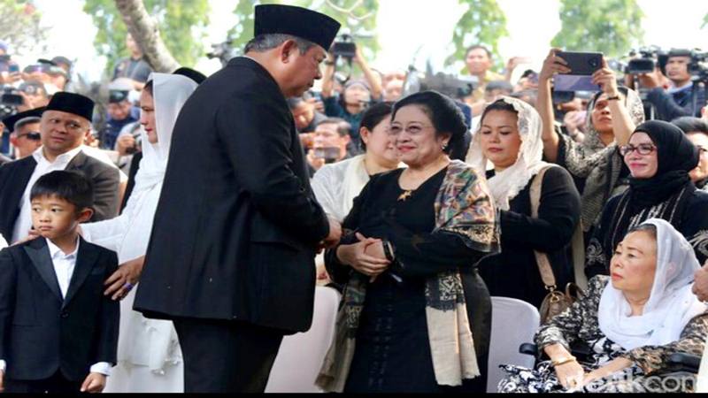 SBY dan Megawati Akrab di Pemakaman Ani Yudhoyono, Ini Maknanya..