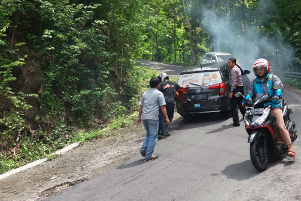 Bantu Motor yang Tak Kuat Menanjak di Cinomati, Anggota SAR DIY Malah Tertabrak