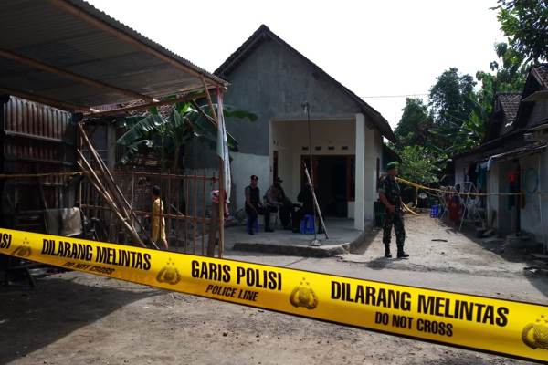 Polisi Sita Kantong Plastik Dari Rumah Pelaku Bom Kartasura